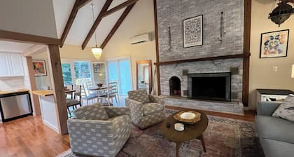 Newly renovated 2BR house, FREE CAR w/beach sticker, pet friendly, sleeps 8