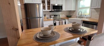 Newly renovated 3BR house, FREE CAR with beach sticker, pet friendly, sleeps 10.