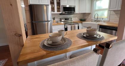 Newly renovated 3BR house, FREE CAR with beach sticker, pet friendly, sleeps 10.