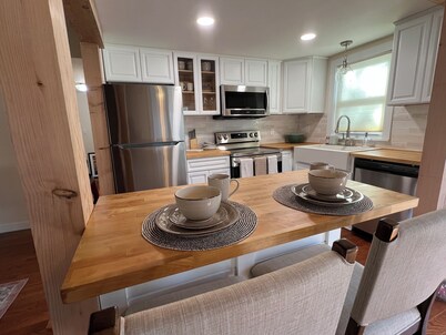 Newly renovated 3BR house, FREE CAR with beach sticker, pet friendly, sleeps 10.