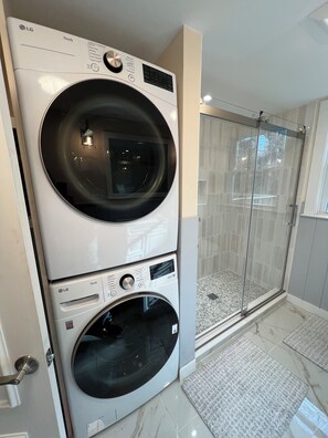 Dusche, Handtücher, Seife, Shampoo