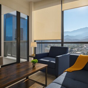 Klassiek appartement, meerdere bedden, balkon, uitzicht op stad | Uitzicht vanaf balkon