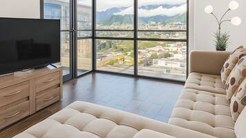 Departamento superior, 2 habitaciones, balcón, vista a la montaña | Sala de estar | Smart TV y servicios de streaming