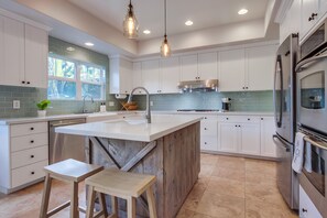 Fridge, microwave, oven, stovetop - Outdoor Living Area * A/C * Custom Built Home (Encinitas)