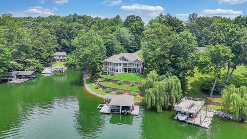 Great Escape on Smith Mountain Lake - Lakefront, Private Dock, & Hot Tub