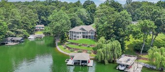 Great Escape on Smith Mountain Lake - Lakefront, Private Dock, & Hot Tub