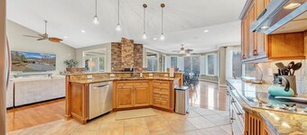 Lakefront, Private Dock, &Hot Tub