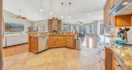 Lakefront, Private Dock, &Hot Tub