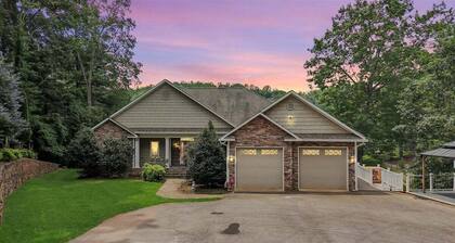 Lakefront, Private Dock, &Hot Tub