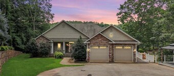 Lakefront, Private Dock, &Hot Tub