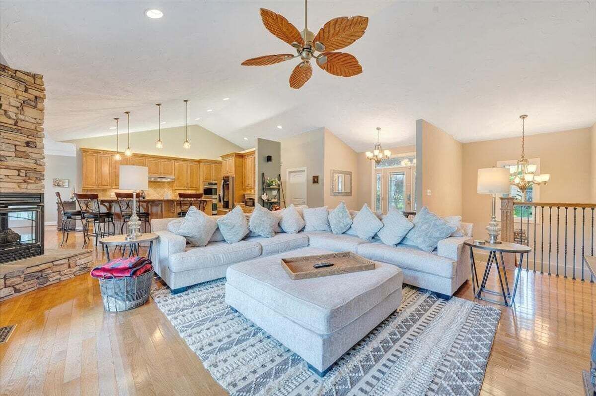 Televisión, videojuegos, reproductor de DVD y futbolito 