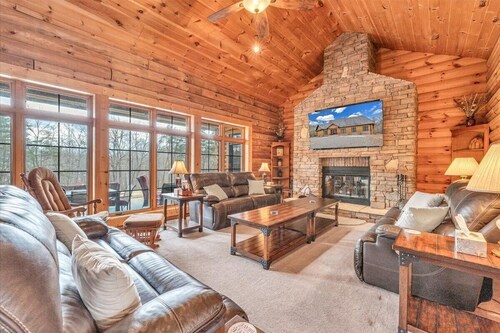 Liberty Pines - Lakefront Log Home, Swim Spa & Game Room