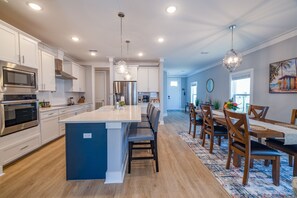 冷蔵庫、電子レンジ、オーブン、コンロ