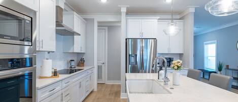 Frigorífico, microondas, horno y placa de cocina