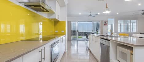 Casa, 4 habitaciones | Cocina privada | Tetera eléctrica, tostadora y comedor