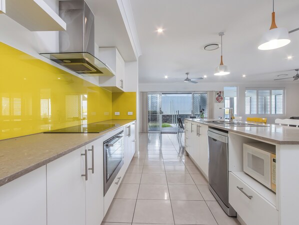 Huis, 4 slaapkamers | Privékeuken | Een waterkoker, een broodrooster, een eettafel