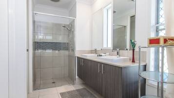 House, 4 Bedrooms | Bathroom