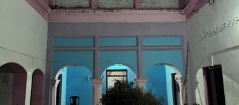 Terrific bungalow walking distance from Kumbh Mela and Ghats Family friendly