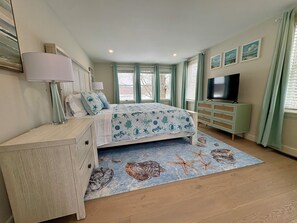 3 habitaciones, escritorio y tabla de planchar con plancha