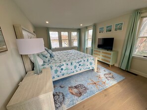 3 makuuhuonetta, työpöytä, silitysrauta/-lauta, vauvan matkasänky