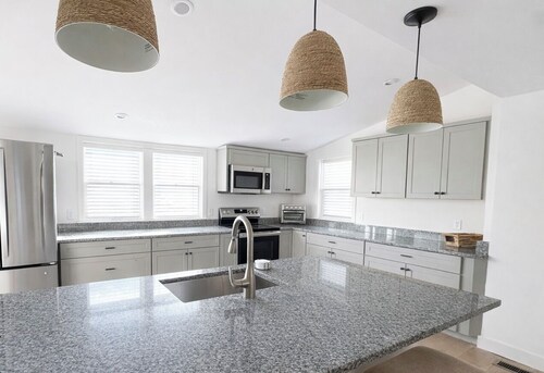 Waterfront! Pet friendly! Near beaches, near Newburyport & commuter rail