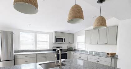 Waterfront! Pet friendly! Near beaches, near Newburyport & commuter rail