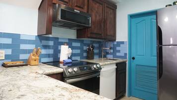 Geladeira, micro-ondas, fogão, cooktop