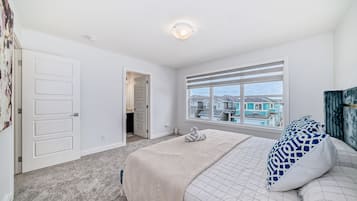 3 habitaciones, tabla de planchar con plancha y cuna de viaje