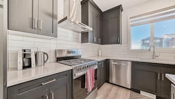 Microondas, horno, parrilla de estufa y lavavajillas