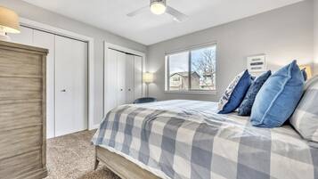 3 dormitorios, escritorio, tabla de planchar con plancha y cuna de viaje