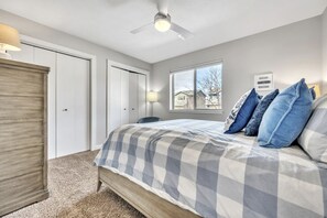 3 soverom, skrivebord, strykejern/-brett og reiseseng for barn