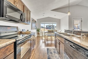 Fridge, microwave, oven, stovetop - The Barefoot Lodge at Bridges Bay Resort (Arnolds Park)