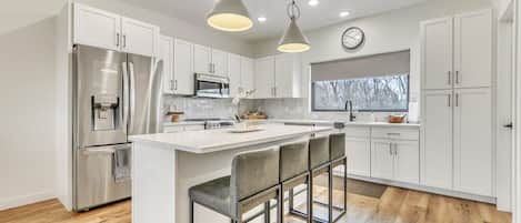 Køleskab, mikrobølgeovn, ovn, kogeplade