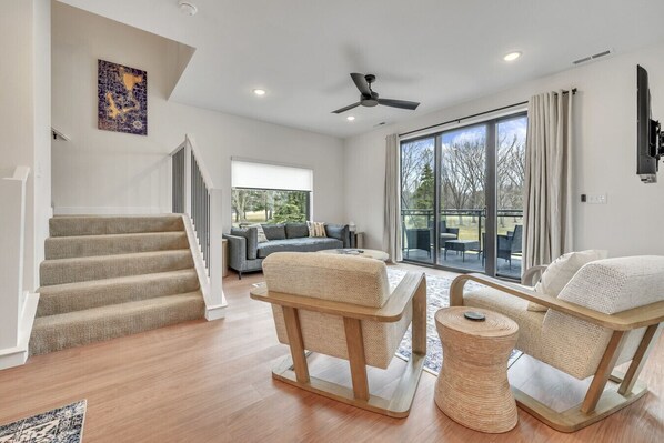 Älytelevisio, takka, työhuone, tietokoneen näyttö