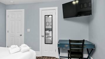 2 habitaciones, escritorio y tabla de planchar con plancha