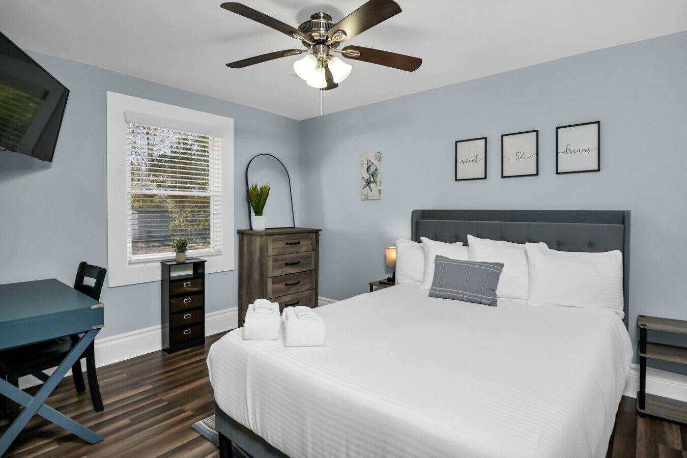 2 habitaciones, escritorio y tabla de planchar con plancha 