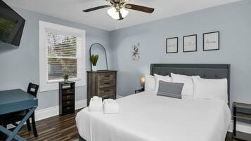 2 slaapkamers, een bureau, een strijkplank/strijkijzer, reisbedje