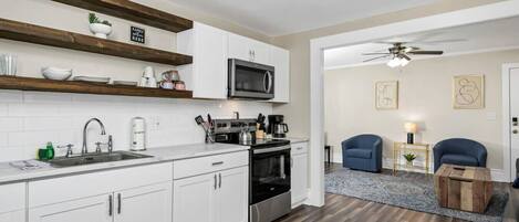 Réfrigérateur, micro-ondes, four, plaque de cuisson