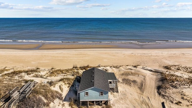 På stranden