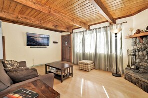 Smart TV, fireplace - Aeroplane Gambrel Chalet- Adorable Airport Retreat Cottage (Big Bear City)