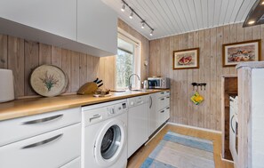 Réfrigérateur, plaque de cuisson, lave-vaisselle, cafetière/bouilloire