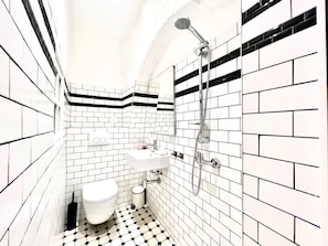 Een douche, een haardroger, handdoeken