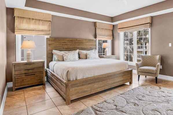 2 bedrooms, iron/ironing board, free WiFi, bed sheets - An Upscale Villa in the heart of Siesta Key on Beach Road (Sarasota)