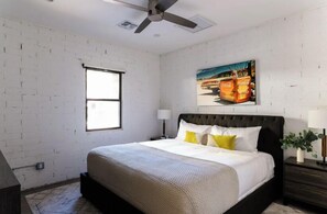 4 chambres, fer et planche à repasser, lit de bébé portatif