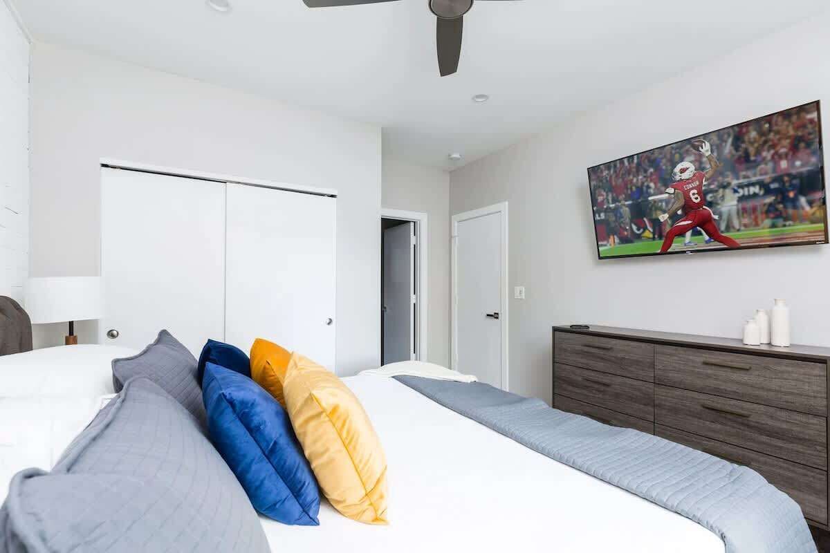 3 habitaciones, tabla de planchar con plancha y cuna de viaje 