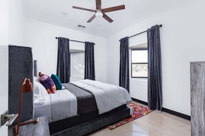9 bedrooms, iron/ironing board, travel crib, free WiFi - Synergy - Pool Table - In the Middle of Old Town! (Scottsdale)