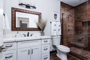 Dusche, Haartrockner, Handtücher, Shampoo