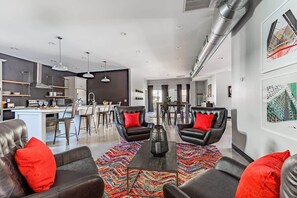 Smart TV - Synergy - Pool Table - In the Middle of Old Town! (Scottsdale)