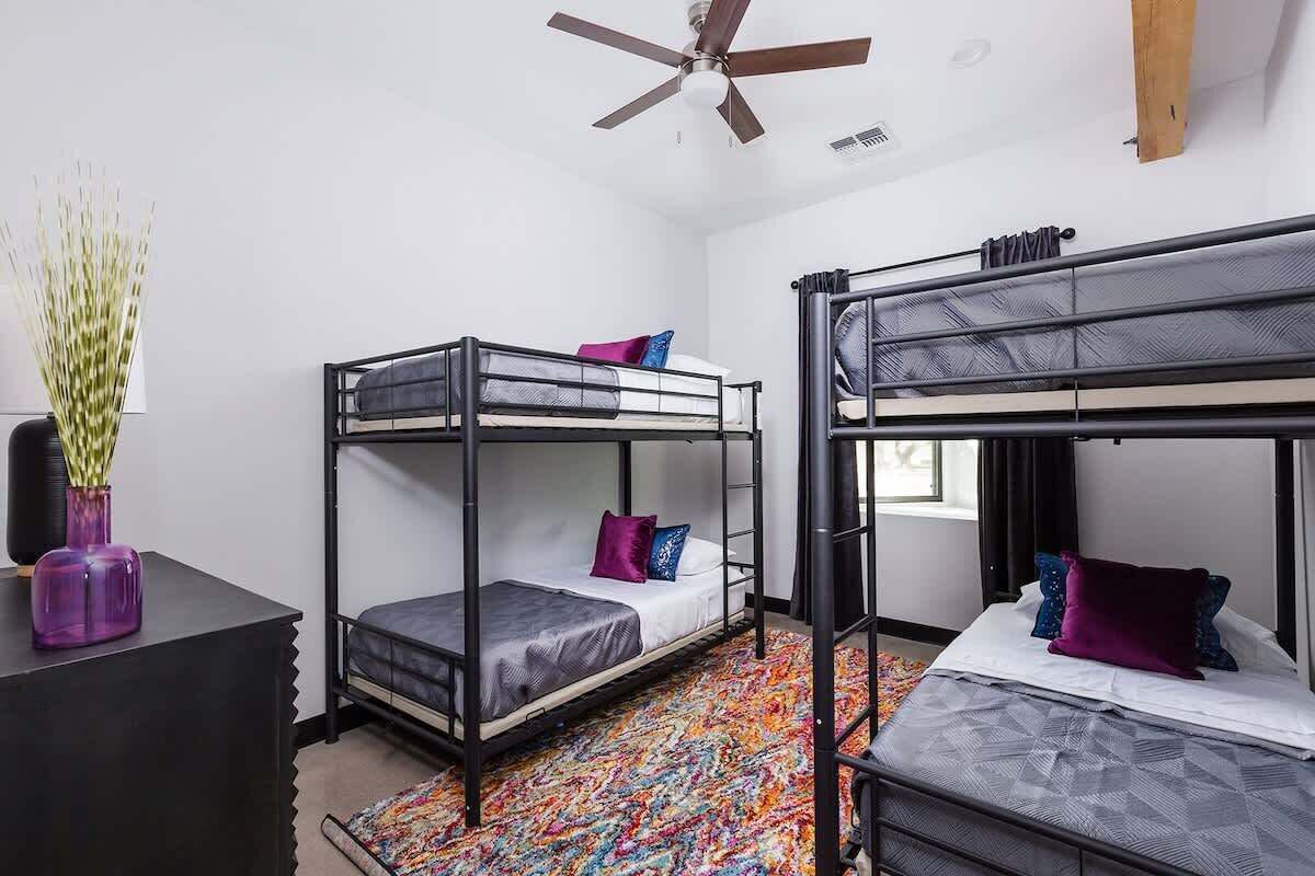 9 chambres, fer et planche à repasser, lit parapluie, Wi-Fi gratuit