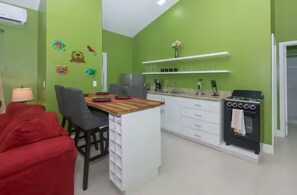 Kylskåp, mikrovågsugn, ugn och spishäll